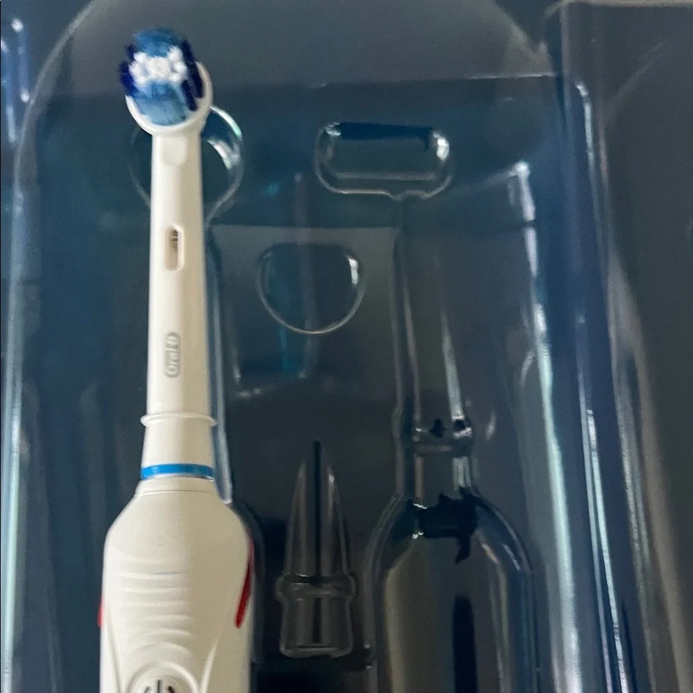 Oral-B Professional Care 2000 Electric Toothbrush Set - White